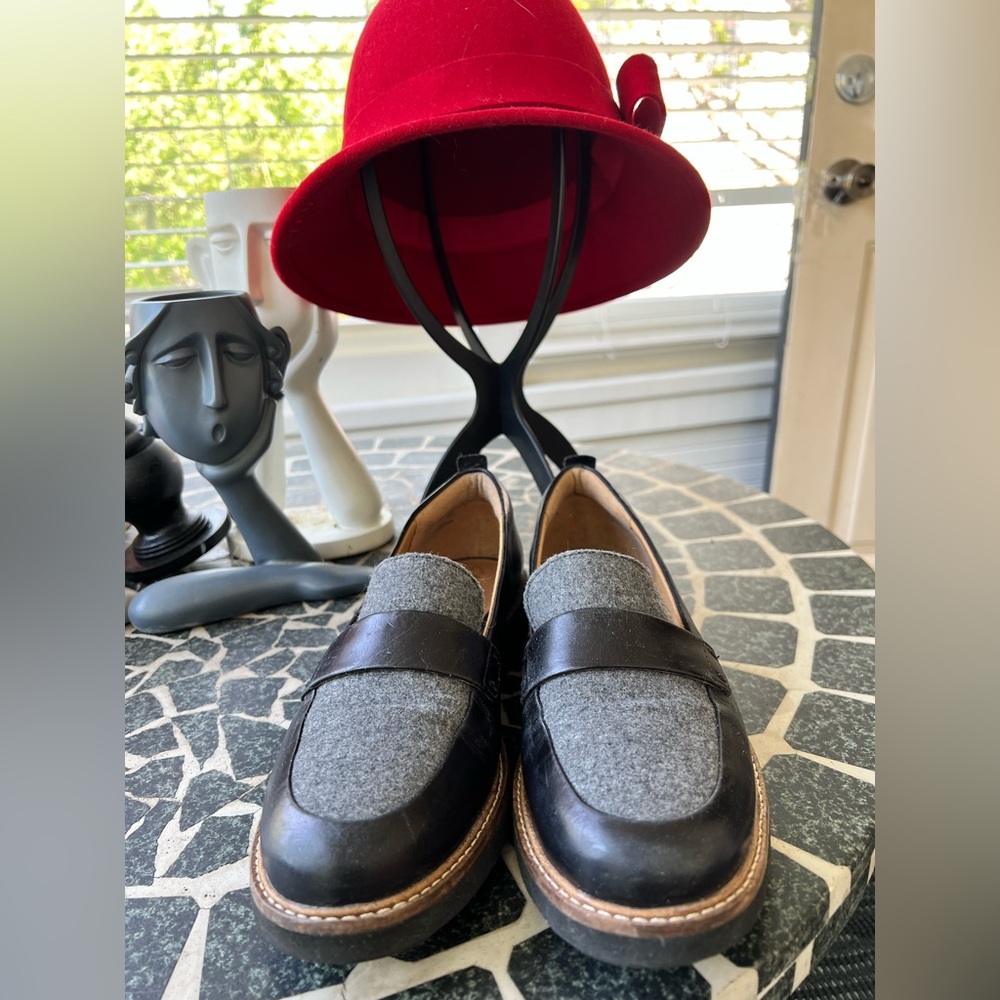 Clark’s Artisan loafers black leather and gray wool slip on size 9 platform.